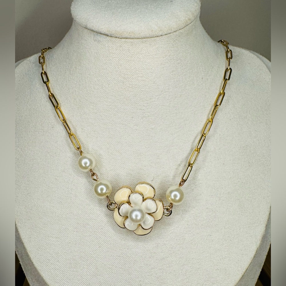 Elegant Gold and Cream Flower Necklace